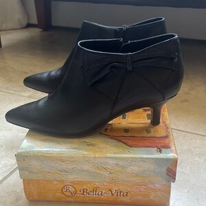 Bella Vita FRANCES Black Kitten Heel Ankle Booties with Side Zipper and Bow 8WW
